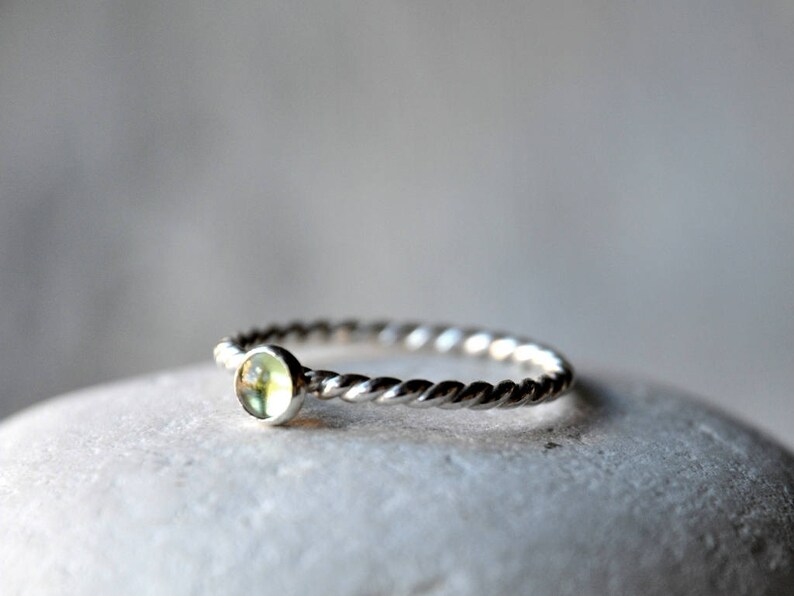 Sterling Silver Peridot Stacking Ring, patterned, rope, stackable 4mm cabochon, Made To Order Bild 1