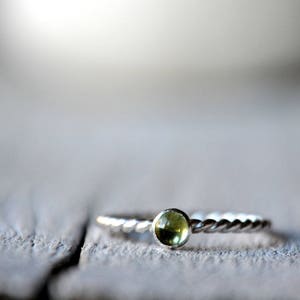 Sterling Silver Peridot Stacking Ring, patterned, rope, stackable 4mm cabochon, Made To Order Bild 4