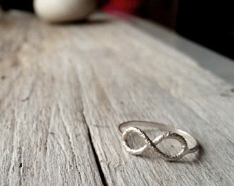 Sterling zilveren infinity ring, gefacetteerd diamant textuur, liefde of vriendschap BFF
