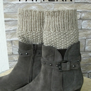 Puede incluir: Un par de botines de ante gris con hebilla y cremallera. Las botas se llevan con polainas de punto beige.