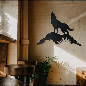 Howling Wolf Metal Wall Art – Rustic Wildlife Silhouette – Nature-Inspired Decor - Majestic Wolf Artwork - Black Metal Wolf Home Gift Design