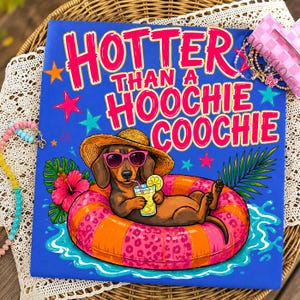 Può includere: Un cartello quadrato blu con il testo HOTTER THAN A HOOCHIE COOCHIE in lettere rosa. Un bassotto marrone con cappello di paglia e occhiali da sole rosa si rilassa su un salvagente arancione maculato, tenendo in mano una bevanda gialla.