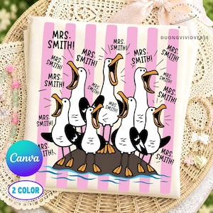 Könnte beinhalten: Ein cremefarbenes T-Shirt mit einer Cartoon-Illustration von Möwen, die "MRS. SMITH!" schreien, vor einem rosa gestreiften Hintergrund. Das Design enthält den Text "Canva" und "2 COLOR".