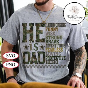 Papá camuflaje retro PNG, diseño de camiseta camuflaje vintage, sublimación &quot;Él es papá&quot;, clipart de papá de la vieja escuela, regalo del Día del Padre para papás militares geniales