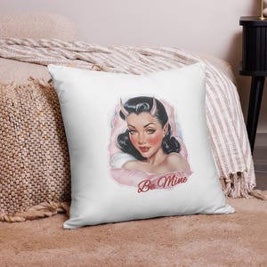 Poduszka walentynkowa – Retro 1950s Little Devil Lady, styl artystyczny magazynu Vintage. Dekoracja artystyczna w stylu retro na Walentynki.