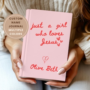 Könnte beinhalten: Ein rosa Notizbuch mit dem Text "just a girl who loves Jesus" in roter Schrift. Das Notizbuch zeigt auch ein Herz mit einem Kreuz und dem Namen "Olive Beth". Eine kreisförmige Grafik lautet "CUSTOM NAME JOURNAL MULTIPLE COLORS".