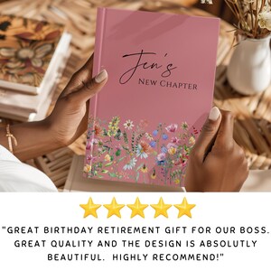 Puede incluir: Un diario rosa con el texto "Jen's New Chapter" y un dise&ntilde;o floral en la parte inferior. El diario est&aacute; abierto, revelando las p&aacute;ginas interiores. La imagen incluye rese&ntilde;as de clientes con cinco estrellas doradas.