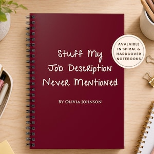 Puede incluir: Un cuaderno de espiral rojo oscuro con texto blanco que dice "Stuff My Job Description Never Mentioned by Olivia Johnson". Una pegatina blanca circular en la portada indica "AVALAIBLE IN SPIRAL & HARDCOVER NOTEBOOKS."