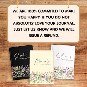 Puede incluir: Tres diarios con dise&ntilde;os florales y nombres personalizados: "Sarah's", "Monica's" y "Olivia's". Los diarios tienen una cubierta negra, crema y blanca. El texto en la parte superior dice: "ESTAMOS 100% COMPROMETIDOS A HACERTE FELIZ. SI NO AMAS ABSOLUTAMENTE TU DIARIO, SOLO HAZNOS SABER Y EMITIREMOS UN REEMBOLSO."