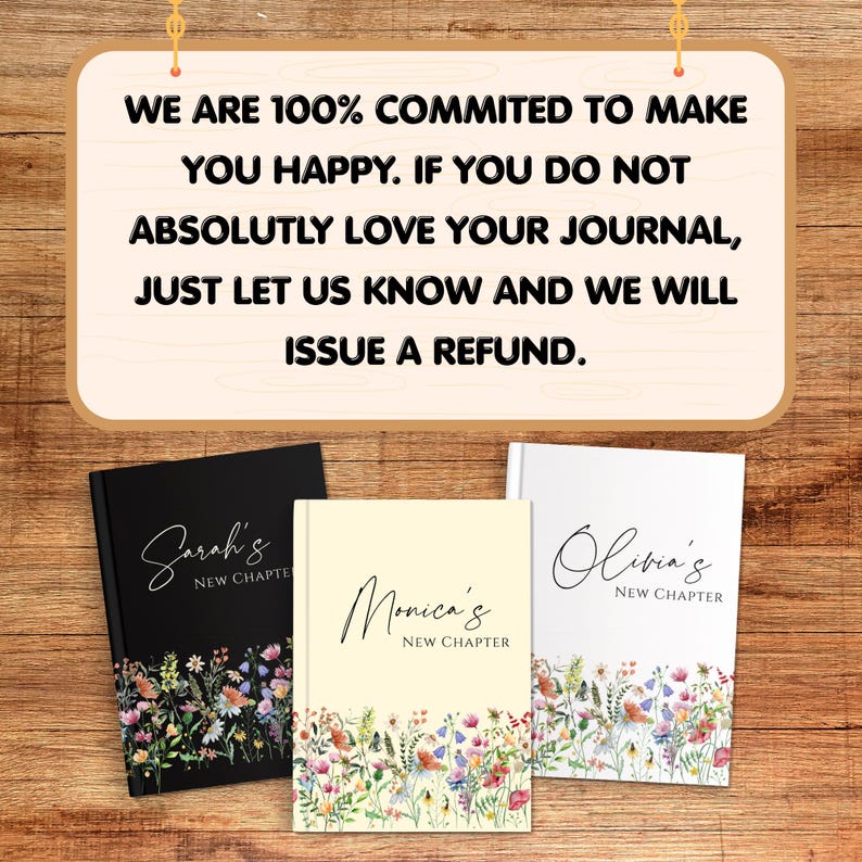 Puede incluir: Tres diarios con dise&ntilde;os florales y nombres personalizados: "Sarah's", "Monica's" y "Olivia's". Los diarios tienen una cubierta negra, crema y blanca. El texto en la parte superior dice: "ESTAMOS 100% COMPROMETIDOS A HACERTE FELIZ. SI NO AMAS ABSOLUTAMENTE TU DIARIO, SOLO HAZNOS SABER Y EMITIREMOS UN REEMBOLSO."