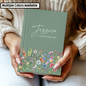 Peut inclure: Un journal vert sauge avec le nom "Jessica" et "Chapitre 40" en écriture blanche. Le bord inférieur présente un motif floral coloré. Le texte "Multiple Colors Available" est dans un encadré noir en haut à gauche.
