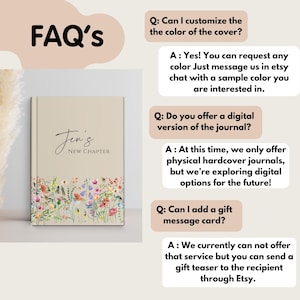 Puede incluir: Un diario de tapa dura beige con el texto "Jen's NEW CHAPTER" en escritura cursiva. La parte inferior de la portada est&aacute; adornada con un dise&ntilde;o floral en acuarela. La imagen tambi&eacute;n incluye preguntas frecuentes sobre personalizaci&oacute;n y versiones digitales.