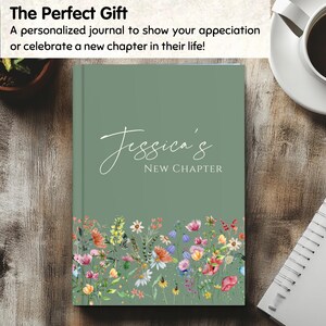 Puede incluir: Un diario personalizado con una cubierta verde salvia. La portada presenta el texto "Jessica's NEW CHAPTER" en escritura blanca. Un dise&ntilde;o floral colorido bordea la parte inferior. El texto "The Perfect Gift" est&aacute; en la parte superior.