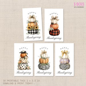 Puede incluir: Conjunto de cinco etiquetas imprimibles para regalos de Acción de Gracias. Cada etiqueta presenta una pila de calabazas con elementos decorativos como girasoles, lazos y bases estampadas. Las etiquetas son rectangulares, con "Happy Thanksgiving". Dimensiones: 5,08 x 8,89 cm.