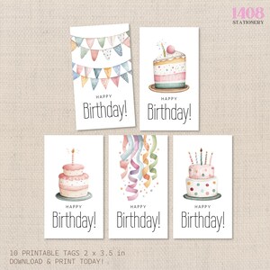 Puede incluir: Conjunto de cinco etiquetas de regalo de cumpleaños imprimibles. Cada etiqueta presenta ilustraciones de acuarela de decoraciones de fiesta, incluyendo una pancarta, pastel y serpentinas. El texto "Happy Birthday!" está impreso en cada etiqueta.