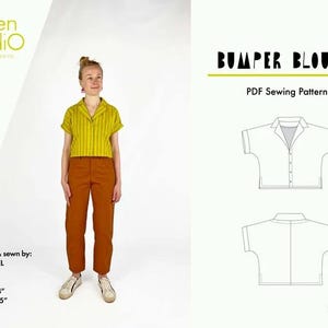 Puede incluir: Un patrón de costura para una blusa de manga corta y cuello llamada "Bumper Blouse". El patrón está disponible para descargar en PDF. La imagen muestra a una mujer con una blusa a rayas amarillas y blancas, y un dibujo de línea de la blusa en vista frontal y posterior.
