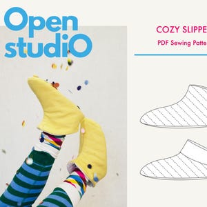 Puede incluir: Un patrón de costura PDF para una cómoda pantufla. El patrón se muestra sobre un fondo blanco con un par de pantuflas amarillas en los pies de una persona. El texto "COZY SLIPPER" y "PDF Sewing Pattern" se muestra en la esquina superior derecha de la imagen.