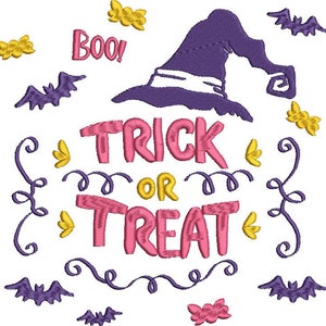 Puede incluir: Un diseño temático de Halloween con un sombrero de bruja morado, murciélagos y caramelos. Las palabras "Trick or Treat" están en rosa y amarillo, con "Boo!" en rosa. Remolinos decorativos y acentos de maíz dulce completan el diseño festivo.