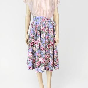 Falda con estampado de rosas vintage y cinturón ancho - Falda plisada midi