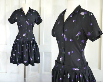 Robe vintage des années 50 - Robe noire ajustée et évasée à imprimé floral des années 50 - Robe en coton à manches courtes - Petite à moyenne