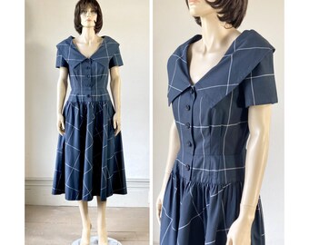 Vestido vintage de Adele Simpson de los años 80 - Corte ajustado y falda acampanada a cuadros azul marino - Vestido de diseñador de algodón con cuello retrato - Dayton's Oval Room