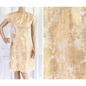 Vestido vintage de brocado dos anos 1950 e 1960 - Estampa floral de crisântemo dourado - Vestido Carol Brent - Vestido de festa de coquetel dos anos 50 e 60