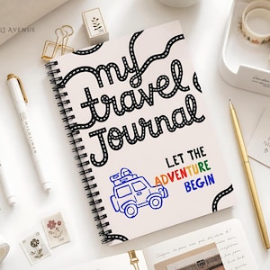 Peut inclure: Un carnet à spirales avec une couverture crème portant le texte noir My Travel Journal et une illustration au trait bleu d'une voiture avec des bagages. Sous la voiture, le texte LET THE ADVENTURE BEGIN est écrit en orange, vert et bleu.