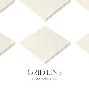 Puede incluir: Un conjunto de cuatro notas adhesivas blancas cuadriculadas, cada una mide 7,62 cm por 7,62 cm. Las notas están dispuestas en forma de diamante sobre un fondo blanco. El texto "GRID LINE STICKY NOTE | 3" X 3" " está impreso debajo de las notas.