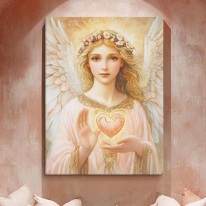 Puede incluir: Una pintura de un ángel con alas, sosteniendo un corazón en sus manos. El ángel tiene el pelo largo y rubio y lleva un vestido blanco con una corona de flores. El fondo es de color rosa suave y amarillo.