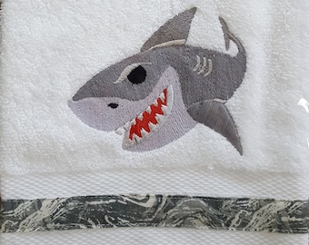 Shark Week cadeau, Jaws Geïnspireerd cadeau, cadeau voor haaienliefhebbers, geborduurde haaienhanddoek, haaienweekfeest, grote witte haai cadeau, stranddecorhanddoek