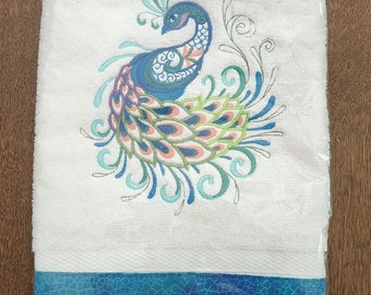 Veelkleurige pauw geborduurde handdoek - keuken- of badkamer Peacock handdoek - Inwijdingsfeest cadeau