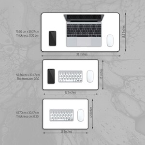 K&ouml;nnte beinhalten: Drei wei&szlig;e Schreibtischmatten mit schwarzen R&auml;ndern, jede in einer anderen Gr&ouml;&szlig;e. Die gr&ouml;&szlig;te Matte ist 78,74 cm x 39,37 cm, die mittlere Matte ist 55,88 cm x 30,48 cm und die kleinste Matte ist 45,72 cm x 30,48 cm. Jede Matte hat eine Tastatur, eine Maus und ein Smartphone darauf.