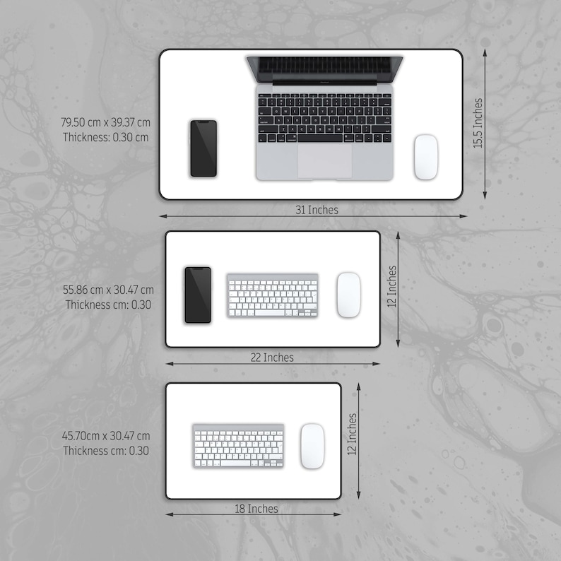 K&ouml;nnte beinhalten: Drei wei&szlig;e Schreibtischmatten mit schwarzen R&auml;ndern, jede in einer anderen Gr&ouml;&szlig;e. Die gr&ouml;&szlig;te Matte ist 78,74 cm x 39,37 cm, die mittlere Matte ist 55,88 cm x 30,48 cm und die kleinste Matte ist 45,72 cm x 30,48 cm. Jede Matte hat eine Tastatur, eine Maus und ein Smartphone darauf.