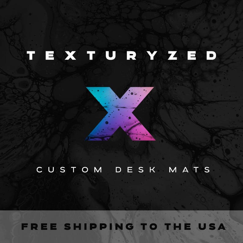 K&ouml;nnte beinhalten: Texturized X, ein Unternehmen, das ma&szlig;geschneiderte Schreibtischmatten herstellt. Das Logo ist ein gro&szlig;es, farbenfrohes X mit einem Farbverlauf von Pink und Blau. Der Text "Texturized X" und "Custom Desk Mats" ist in Wei&szlig; auf einem schwarzen Hintergrund mit einer Marmorstruktur.