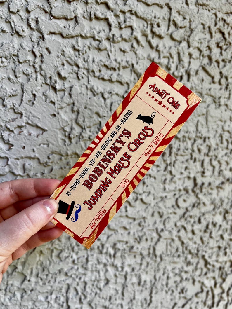 Pode incluir: Um bilhete de estilo vintage com um esquema de cores vermelho e creme. O bilhete diz "Bobinsky's Jumping Mouse Circus" com um chap&eacute;u alto e um bigode. O bilhete tamb&eacute;m diz "Admit One" e "Fila 7, Assento 01".