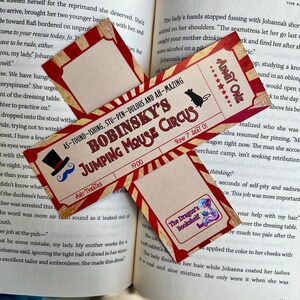 Pode incluir: Um marcador de livros de estilo vintage com um design de bilhete para o "Bobinsky's Jumping Mouse Circus". O bilhete &eacute; vermelho e creme com uma ilustra&ccedil;&atilde;o de cartola e bigode. Inclui o texto "Admit One" e o log&oacute;tipo "The Dragon's Bookshelf".
