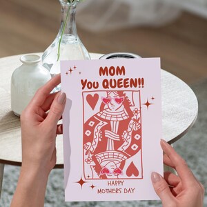 Cartão engraçado para o Dia das Mães - Mãe, você é rainha - Carta de baralho, design da rainha de copas - Óculos de coração fofos - Presente de Dia das Mães para a mãe