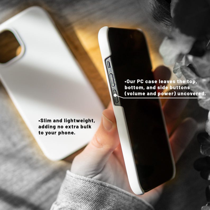 Puede incluir: Dos fundas de tel&eacute;fono blancas. La funda de la izquierda tiene el texto "Slim and lightweight, adding no extra bulk to your phone." La funda de la derecha tiene el texto "Our PC case leaves the top, bottom, and side buttons (volume and power) uncovered."
