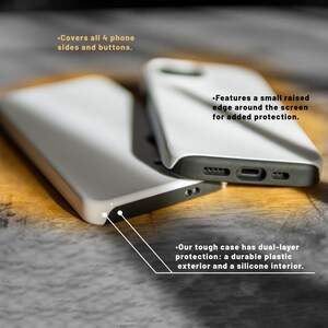 Puede incluir: Funda de tel&eacute;fono blanca con un borde elevado alrededor de la pantalla para mayor protecci&oacute;n. La funda cubre los cuatro lados y los botones. La funda est&aacute; hecha de un exterior de pl&aacute;stico duradero y un interior de silicona.