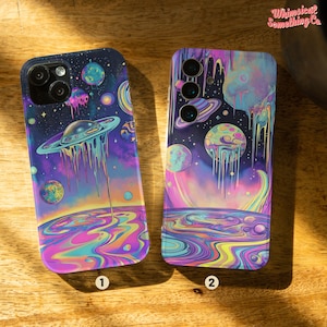 Op de afbeelding: Twee telefoonhoesjes met een psychedelisch ruimtethema. De hoesjes tonen een wervelende galaxie achtergrond met planeten, sterren en een ruimteschip. De hoesjes zijn verkrijgbaar in twee verschillende ontwerpen.