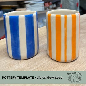 以下が含まれることがあります： ストライプ模様のセラミックマグカップ2つ。左側のマグカップは青と白のストライプ、右側のマグカップはオレンジと白のストライプ。 POTTERY TEMPLATE - デジタルダウンロード