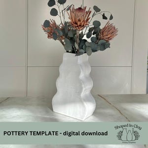 Peut inclure: Vase en céramique blanche avec une forme ondulée et organique. Le vase est rempli de fleurs séchées et de verdure. Le texte "POTTERY TEMPLATE - digital download" est en bas de l'image. Le texte "Shaped In Clay Pottery Templates" est en bas à droite de l'image.