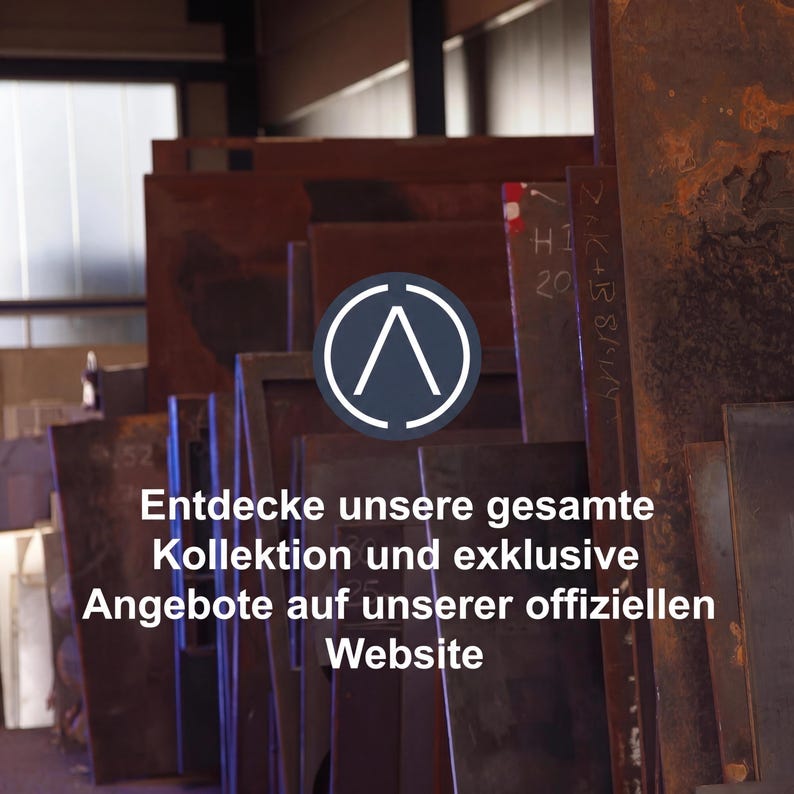 K&ouml;nnte beinhalten: Ein Stapel Metallplatten in verschiedenen Gr&ouml;&szlig;en und Braunt&ouml;nen. Ein wei&szlig;es und blaues Logo ist in der Mitte des Bildes zentriert. Der Text auf Deutsch lautet: "Entdecken Sie unsere gesamte Kollektion und exklusive Angebote auf unserer offiziellen Website."
