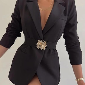 Cinturón elástico: Hebilla en forma de sol, elegante accesorio para blazer.