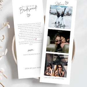 Puede incluir: Una tarjeta de propuesta de dama de honor con fondo blanco y texto negro. La tarjeta presenta un collage de fotos de tres fotos de dos mujeres juntas. El texto en la tarjeta dice "¿Quieres ser mi dama de honor?" y "¡No puedo decir 'sí' sin ti!" La tarjeta también incluye la fecha "25 de julio de 2025".