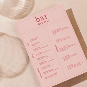 Modello di menu per bar con bevande, insegna da bar per matrimonio, menu tipografico in grassetto, elenco delle bevande, carta del menu del bar, menu delle bevande open bar, menu delle bevande rosa