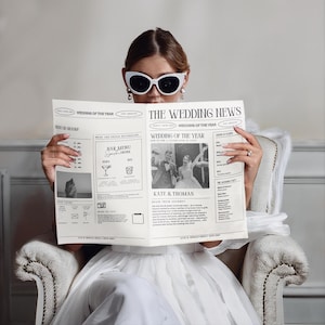 Può includere: Una donna con occhiali da sole bianchi legge un giornale con il titolo "The Wedding News" e il sottotitolo "Weddings of the Year". Il giornale presenta una foto in bianco e nero di una coppia di sposi e un menu del bar con bevande speciali.