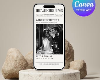 Może przedstawiać: Czarno-białe zdjęcie pary w stylu vintage ogłoszenia ślubnego. Tekst głosi "The Wedding News", "Save Our Date", "Wedding of the Year", "Join us for a celebration of love!"  "Kate & Thomas", "Future Mr. & Mrs. Jackson", "Kate & Thomas Friday 26th 2027".