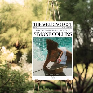 Könnte beinhalten: Ein weißes Schild im Zeitungsdesign, das eine Brautparty für Simone Collins am 19. Juni 2026 ankündigt. Das Schild zeigt ein Foto einer Frau in einem Pool mit einem Glas in der Hand. Der Text "THE WEDDING POST" steht oben auf dem Schild.