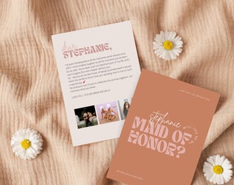 Könnte beinhalten: Eine pfirsichfarbene Karte mit dem Text "Stephanie, willst du meine Trauzeugin sein?" in rosa Buchstaben. Die Karte hat einen braunen Hintergrund und einen weißen Rand.